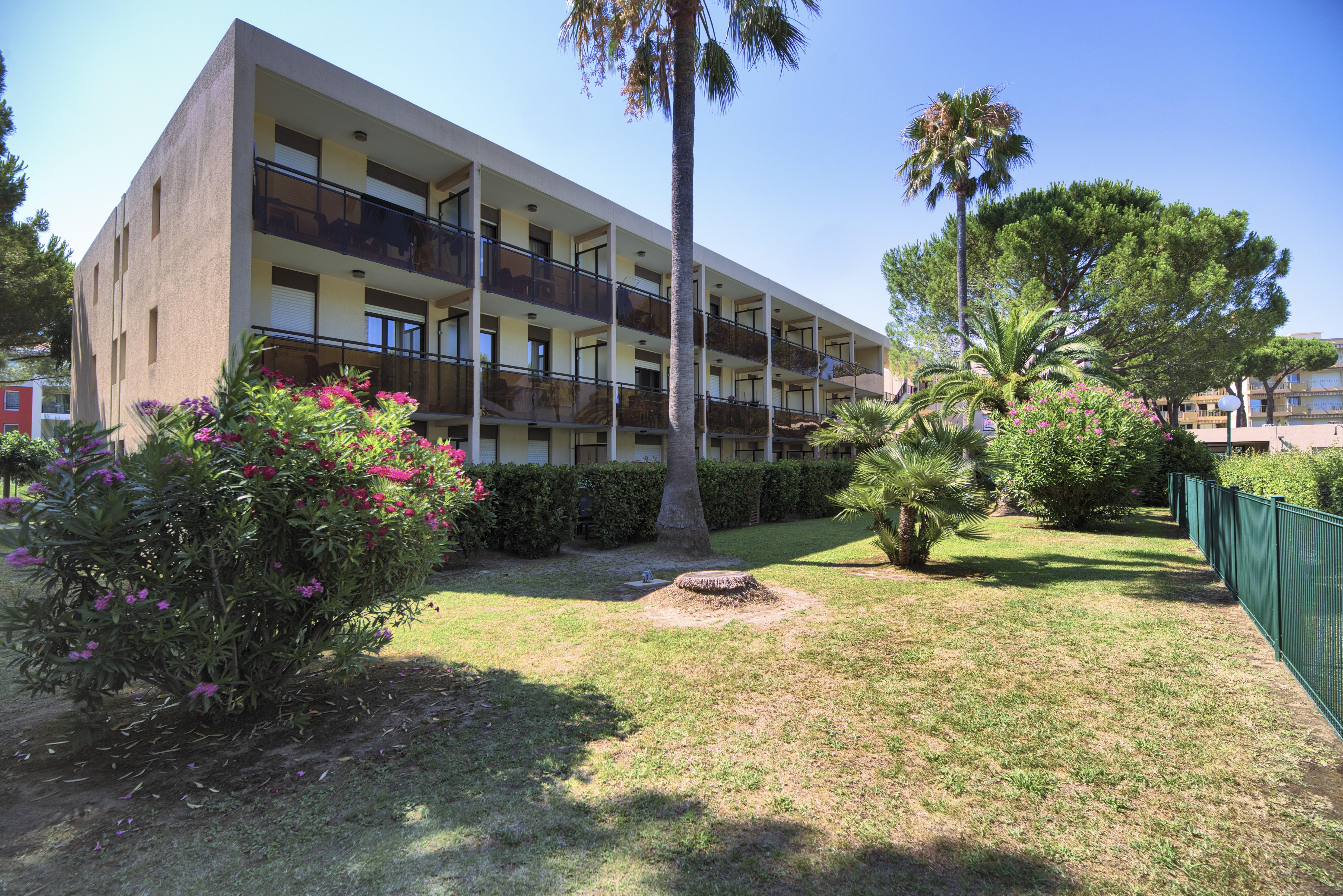 Aparthotel Pierre & Les Jardins Ombrages 3*